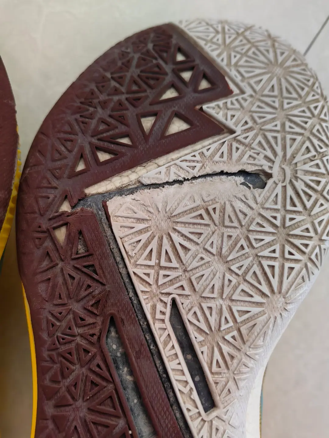 鞋子没有穿两个月就这样了,断底了吧